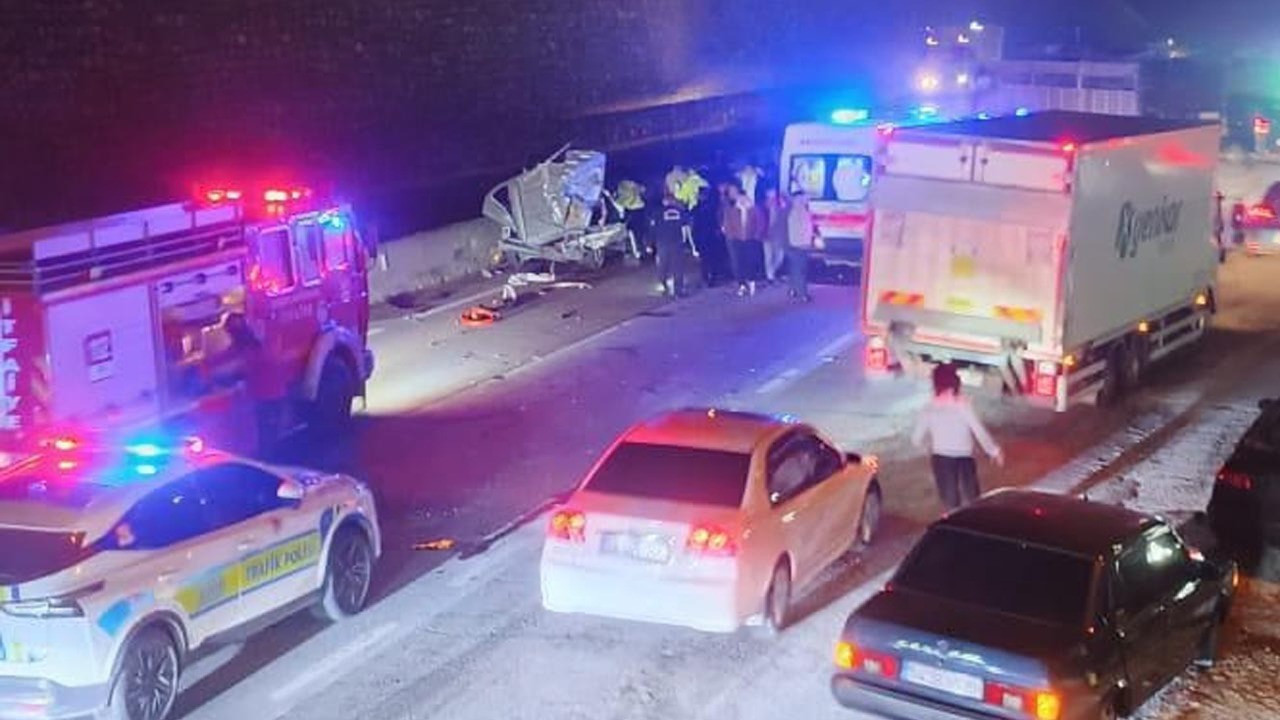 Hafif ticari araç tıra arkadan çarptı: 1 ölü, 1 ağır yaralı