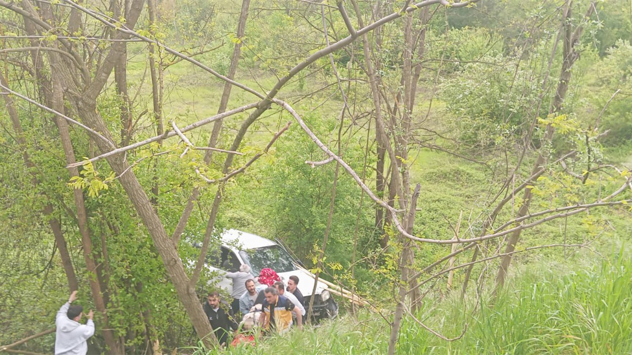 Otomobil tarlaya uçtu, dede ve iki torunu yaralandı!