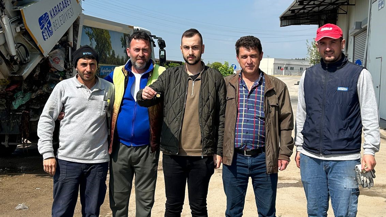 Temizlik işçileri çöpte kaybolan altınları bulup sahibine teslim etti