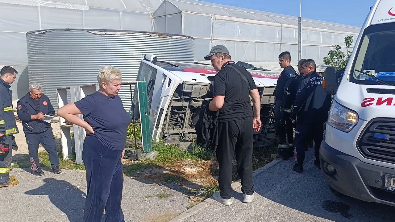 Antalya’da korku dolu anlar: Tur midibüsü devrildi, onlarca yaralı var!