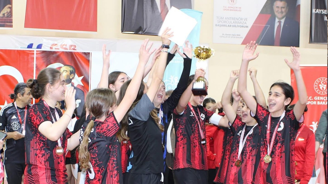 Ali Yıldırım Sezer, şampiyonları ağırladı