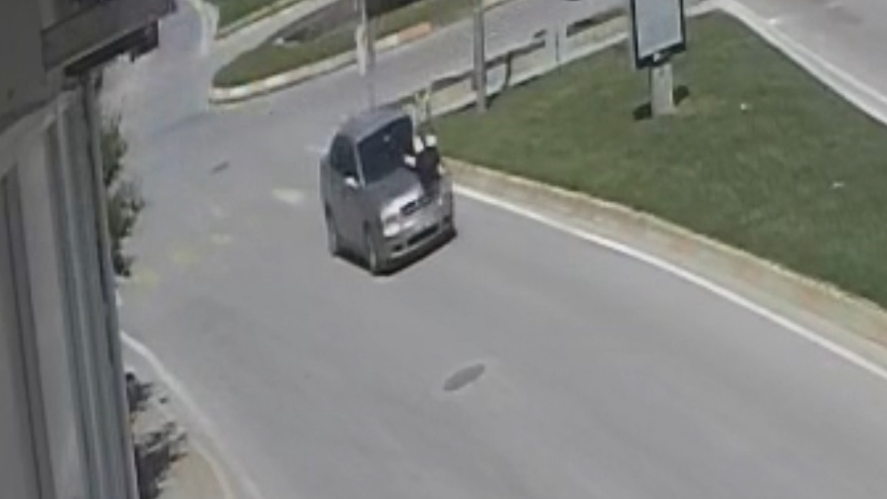 Yoldan karşıya geçerken otomobil çarptı! Kaza anı güvenlik kameralarına işte böyle yansıdı