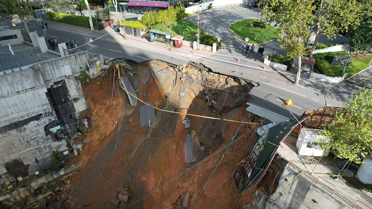 İstanbul'da korku dolu anlar: Yol çöktü, patlama yaşandı!