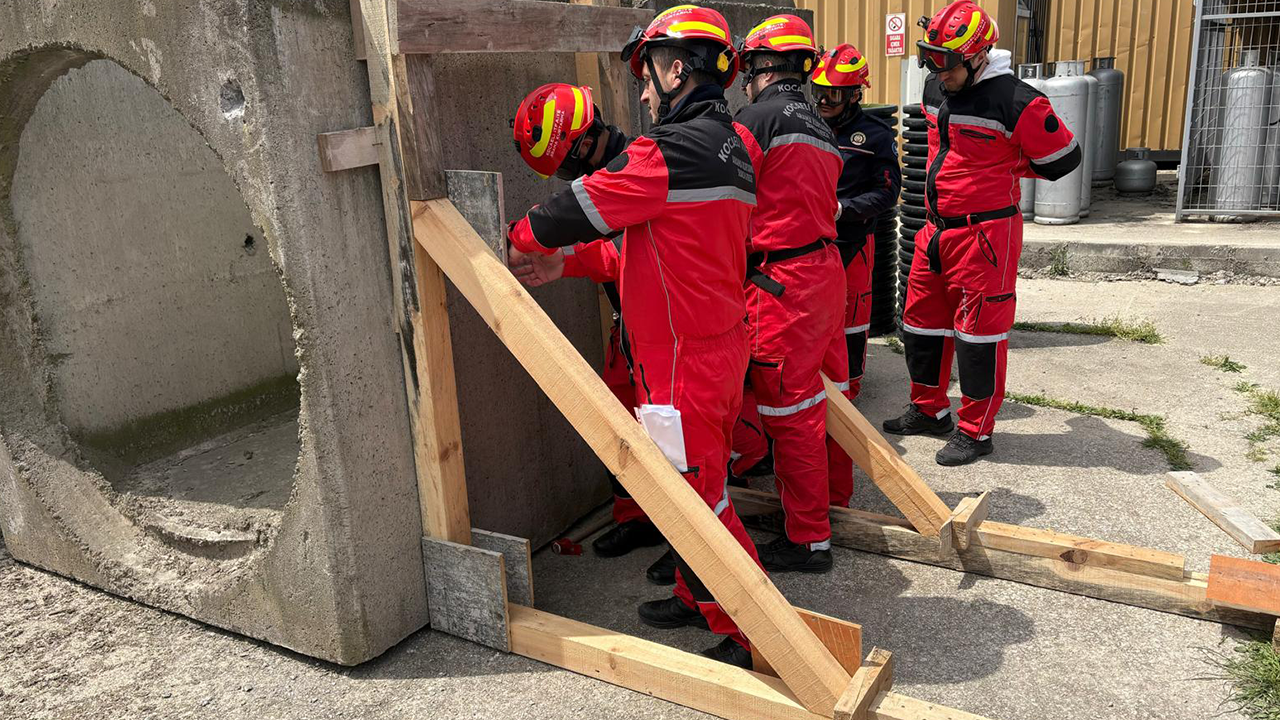 Kocaeli Büyükşehir İtfaiyesi eğitimlere hız kesmeden devam ediyor!