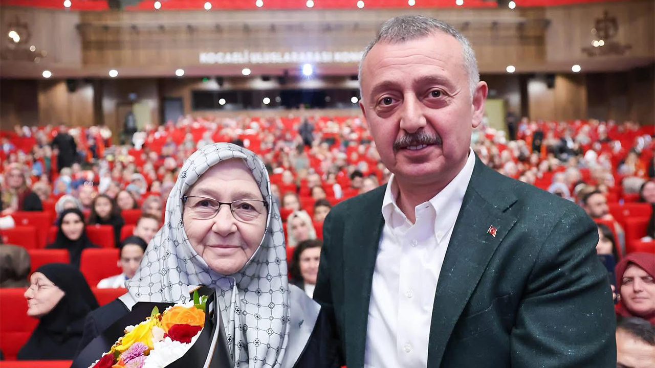 Tahir Büyükakın annesini unutmadı... Çiçekli kutlama