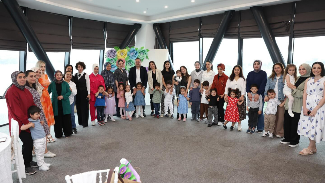 Derince'de Anneler Günü kutlandı