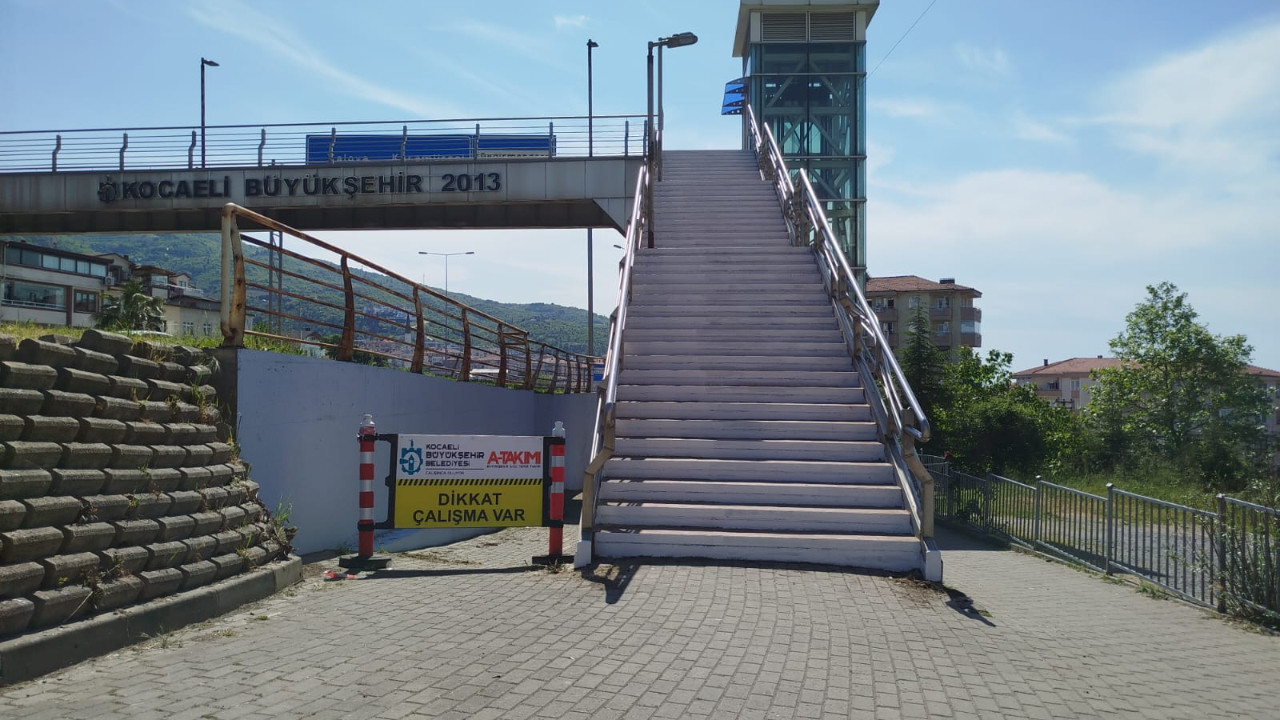 Gölcük'teki üst geçitler elden geçiriliyor