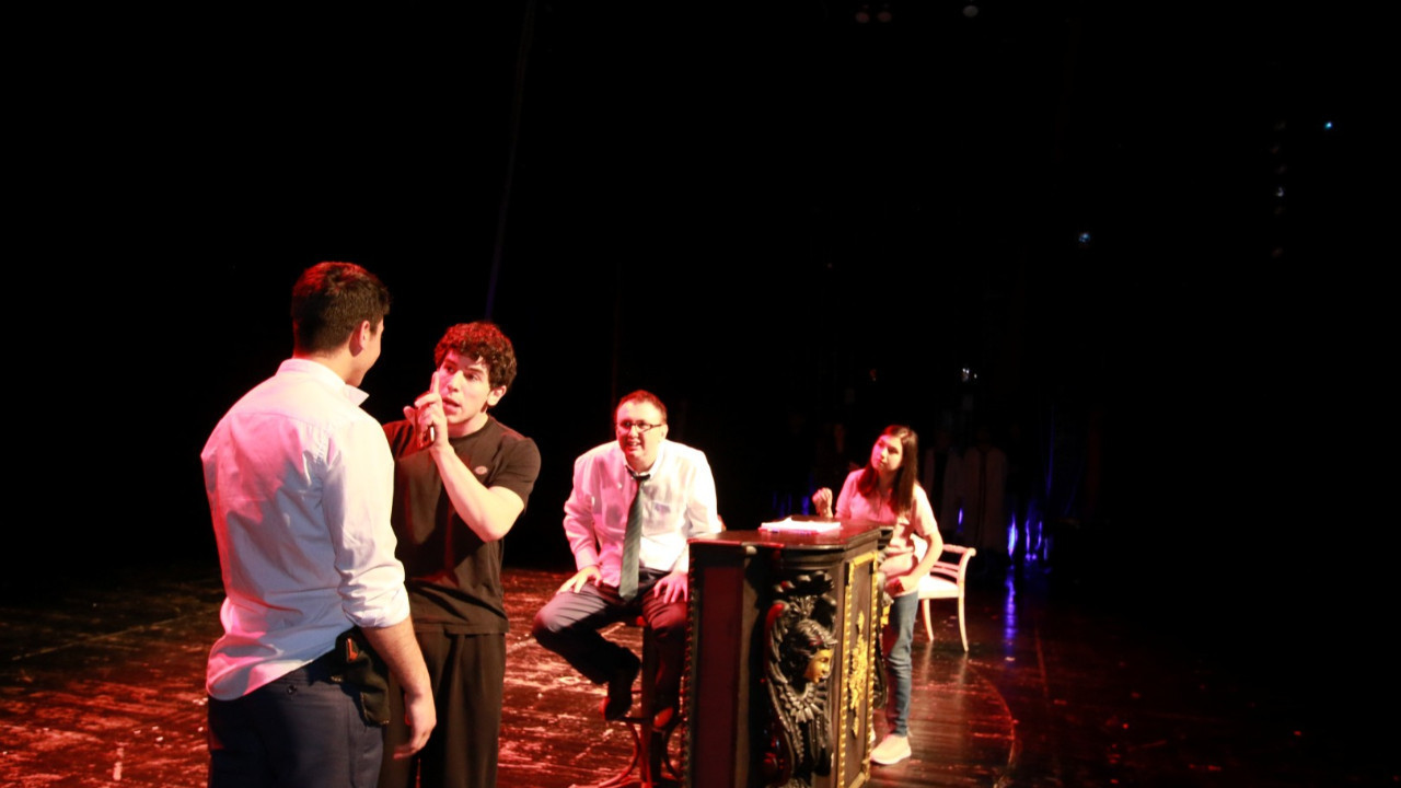 Özel bireyler tiyatro oyunda hünerlerini sergilediler