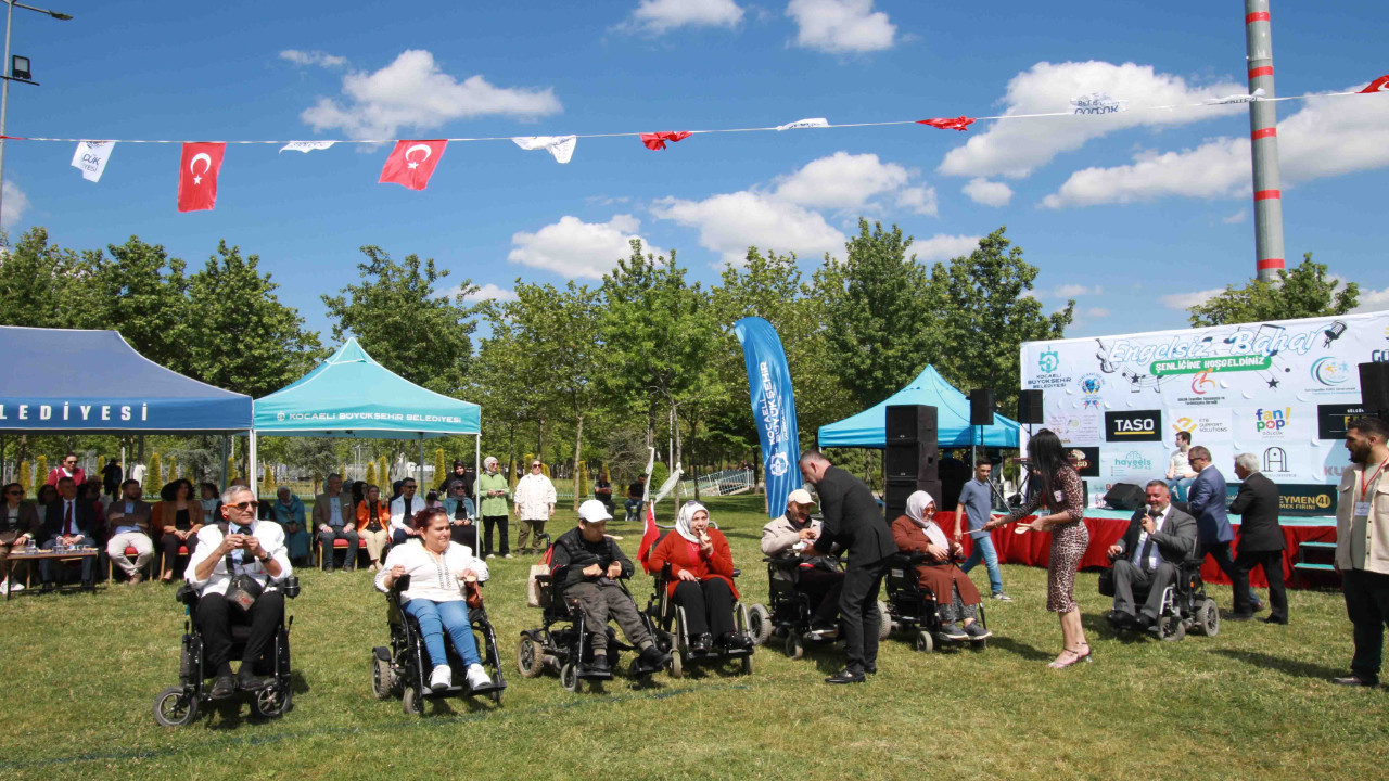 Beyaz Kalpler öğrencilerinden örnek davranış