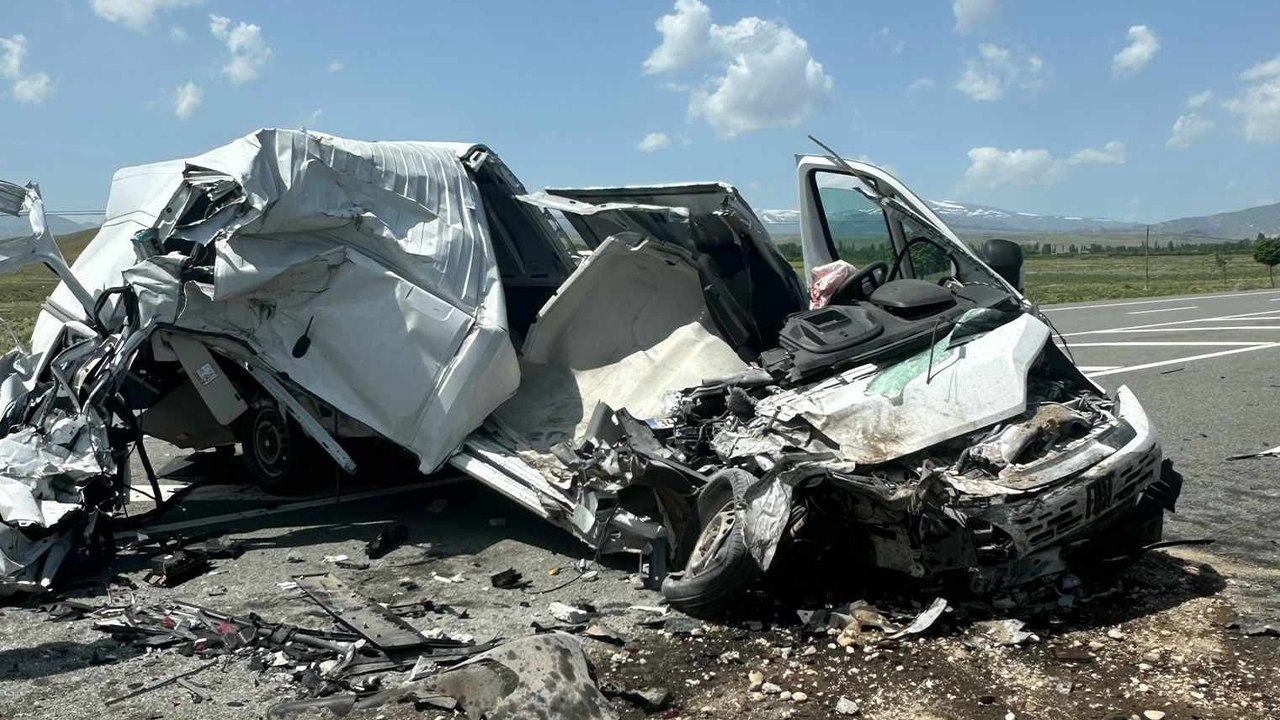 Iğdır'da facia gibi kaza: Araçlar hurdaya döndü!