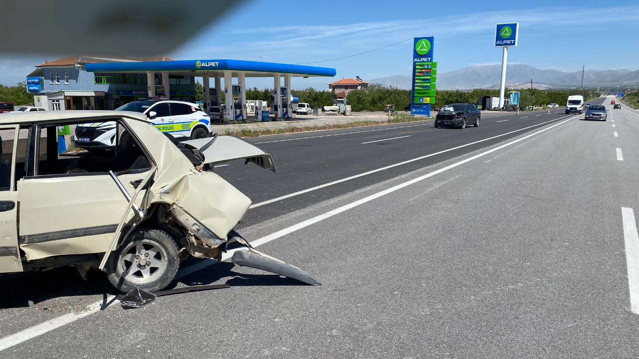 İki araç birbirine girdi! 4 kişi yaralandı