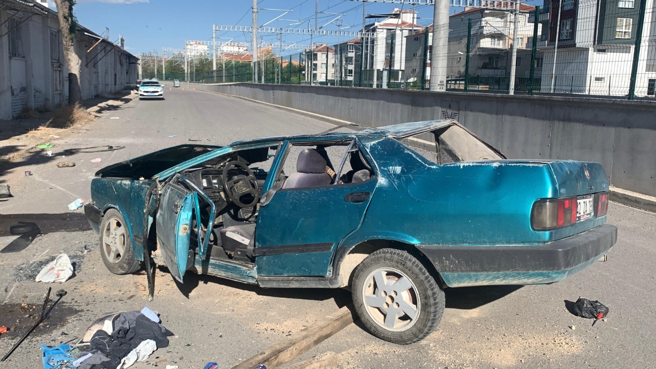 Ağaca çarpıp takla attı! Araç hurdaya döndü
