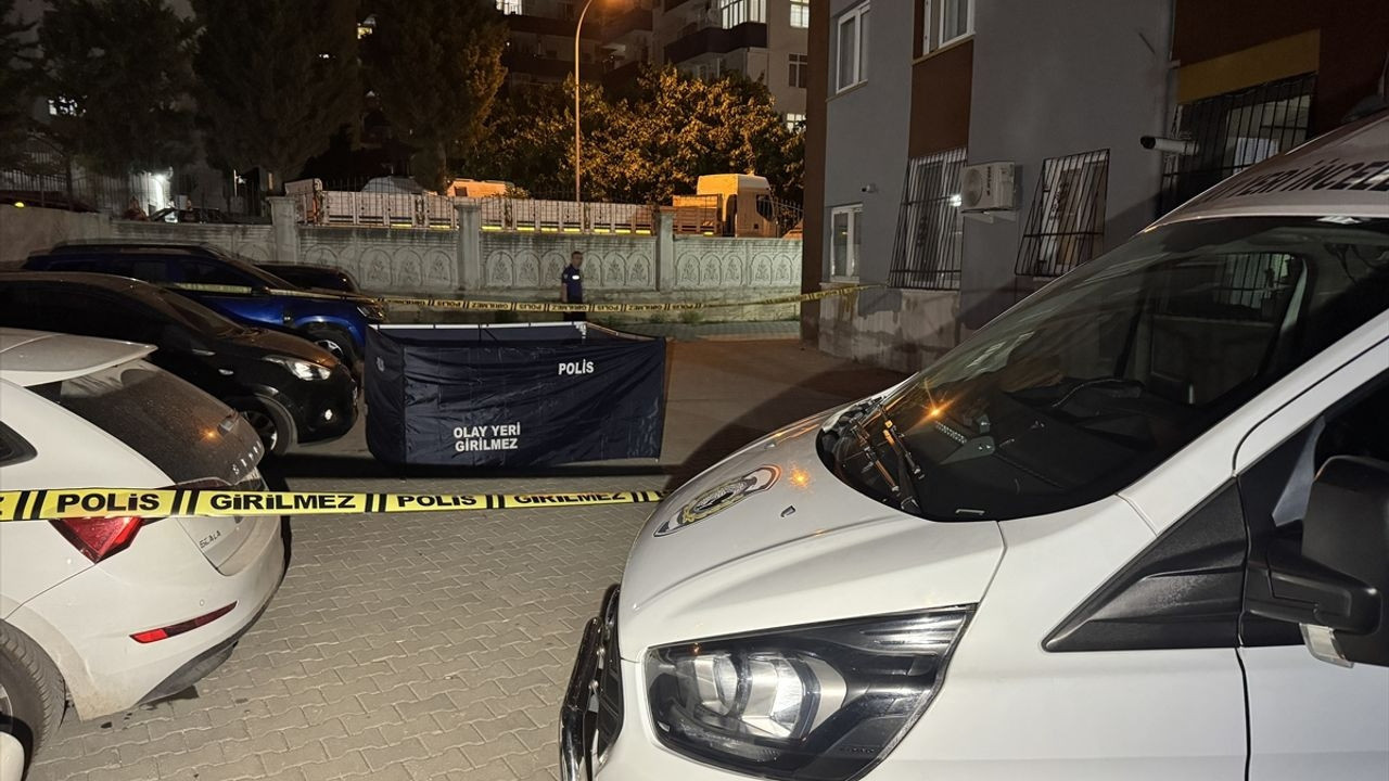 Kız arkadaşını bıçakla öldüren kişi intihar etti