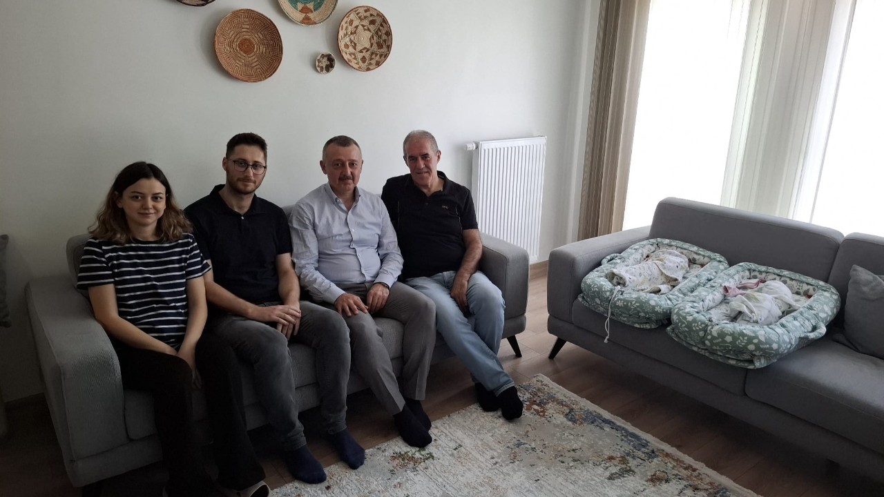 Tahir Büyükakın İpek ve Asya bebeğin kulağına ilk ezanı okudu