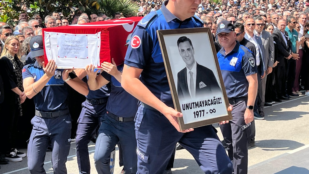 Belediye önüne Başkan Zeyrek’e acı veda