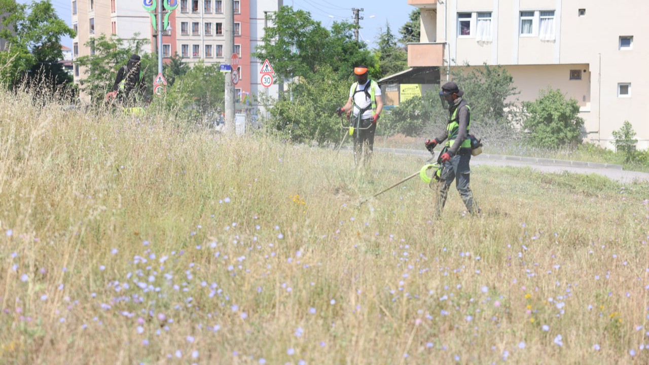 Çayırova'da ekipler temizlik mesaisinde