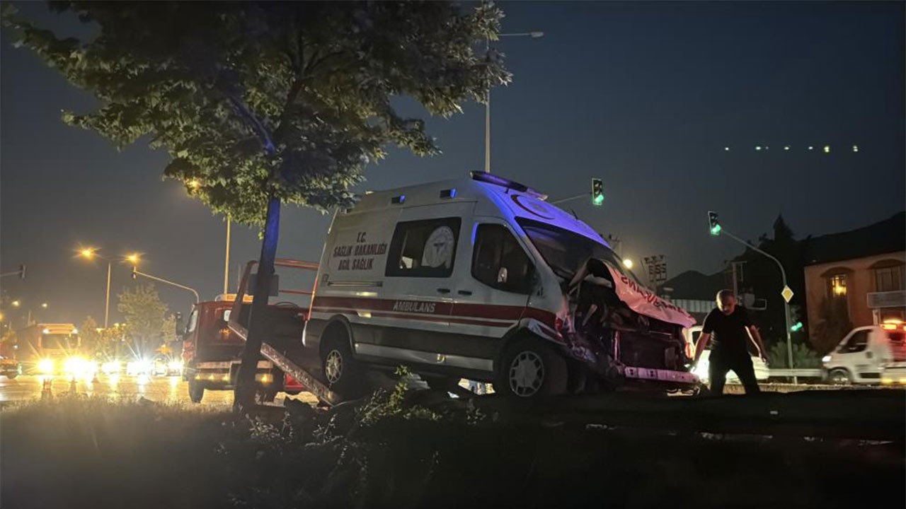 Ambulans ile çarpışan otomobilde can pazarı