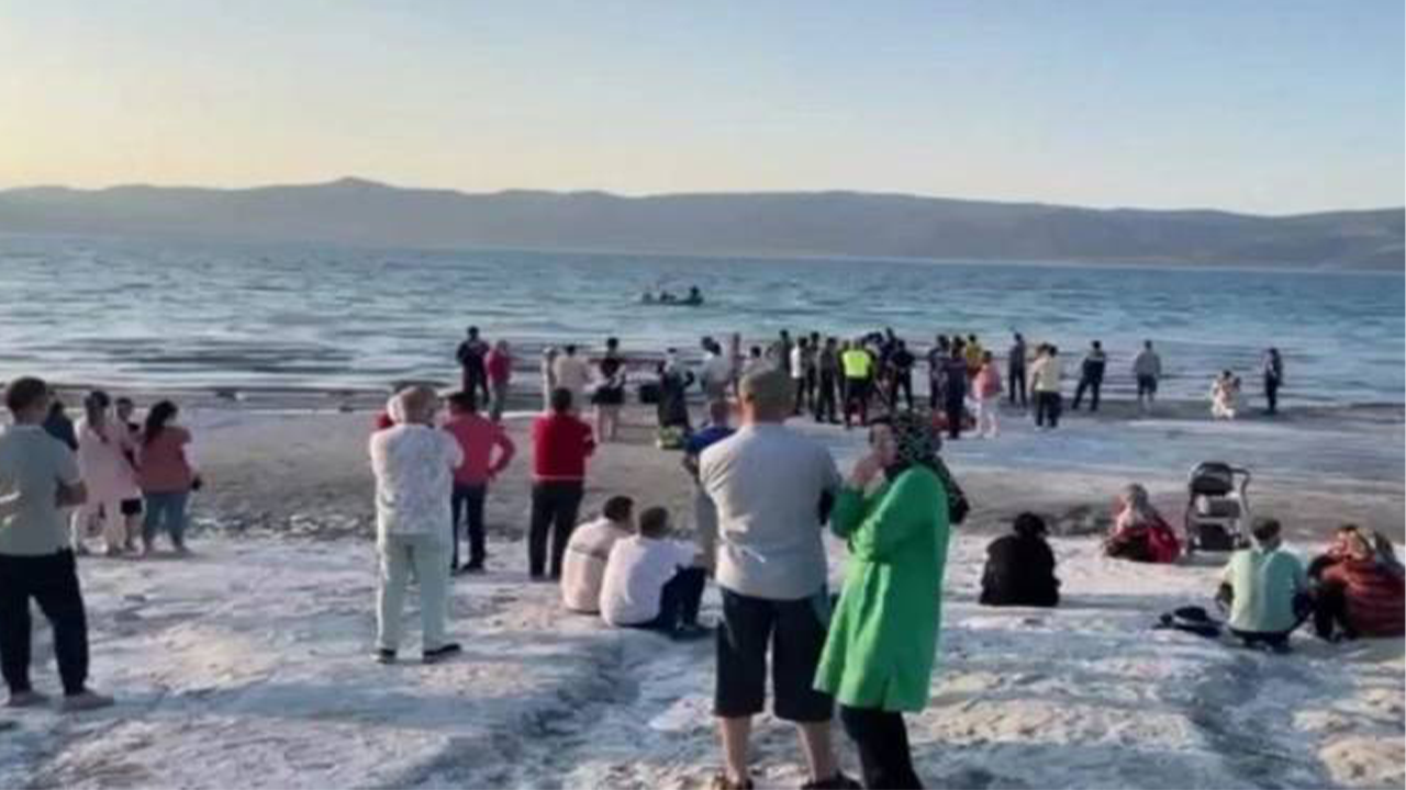 Salda Gölü’ne giren baba oğuldan acı haber!