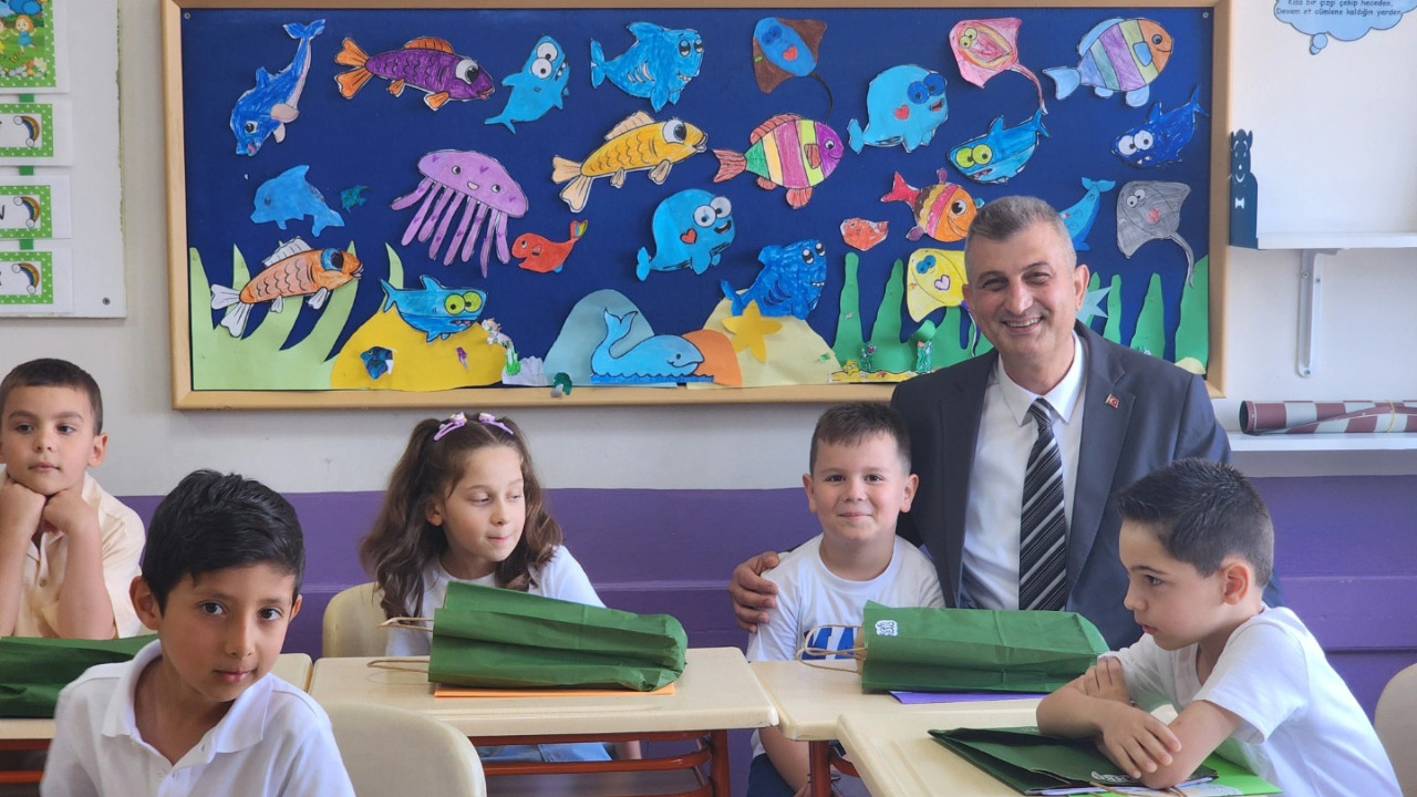 Ali Yıldırım Sezer, öğrencilerin karne heyecanına ortak oldu