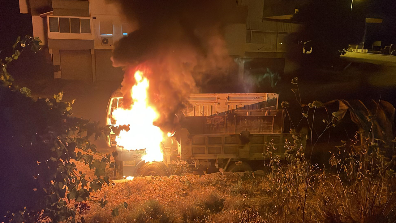 Antalya'da kamyon yangını! Alevlerin esiri oldu!