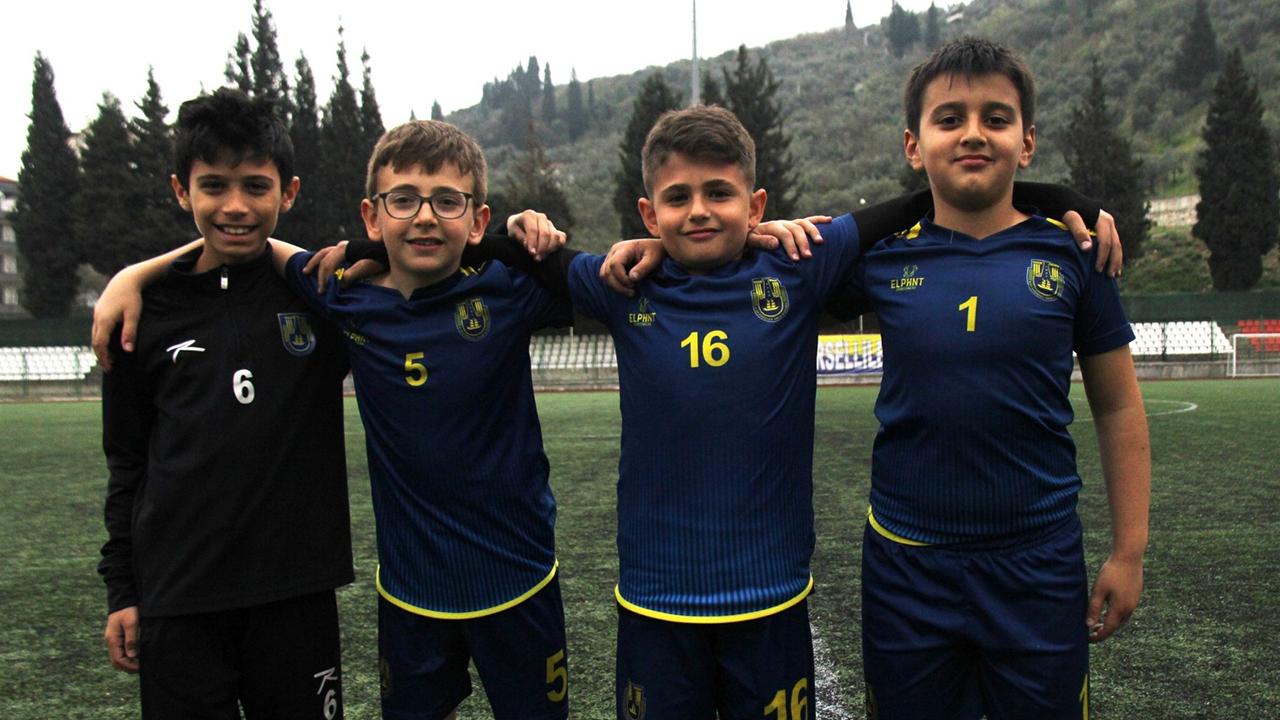 Karamürsel’de geleceğin futbolcuları yetişiyor