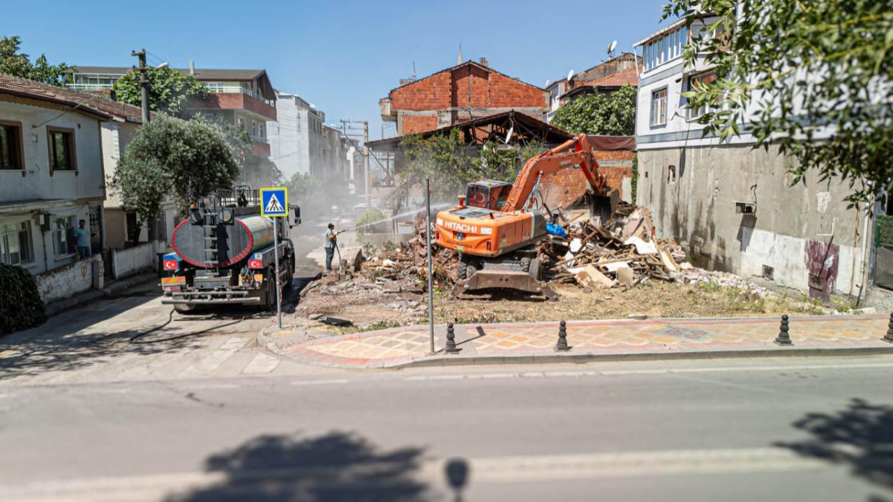 Metruk bina kontrollü şekilde yıkıldı