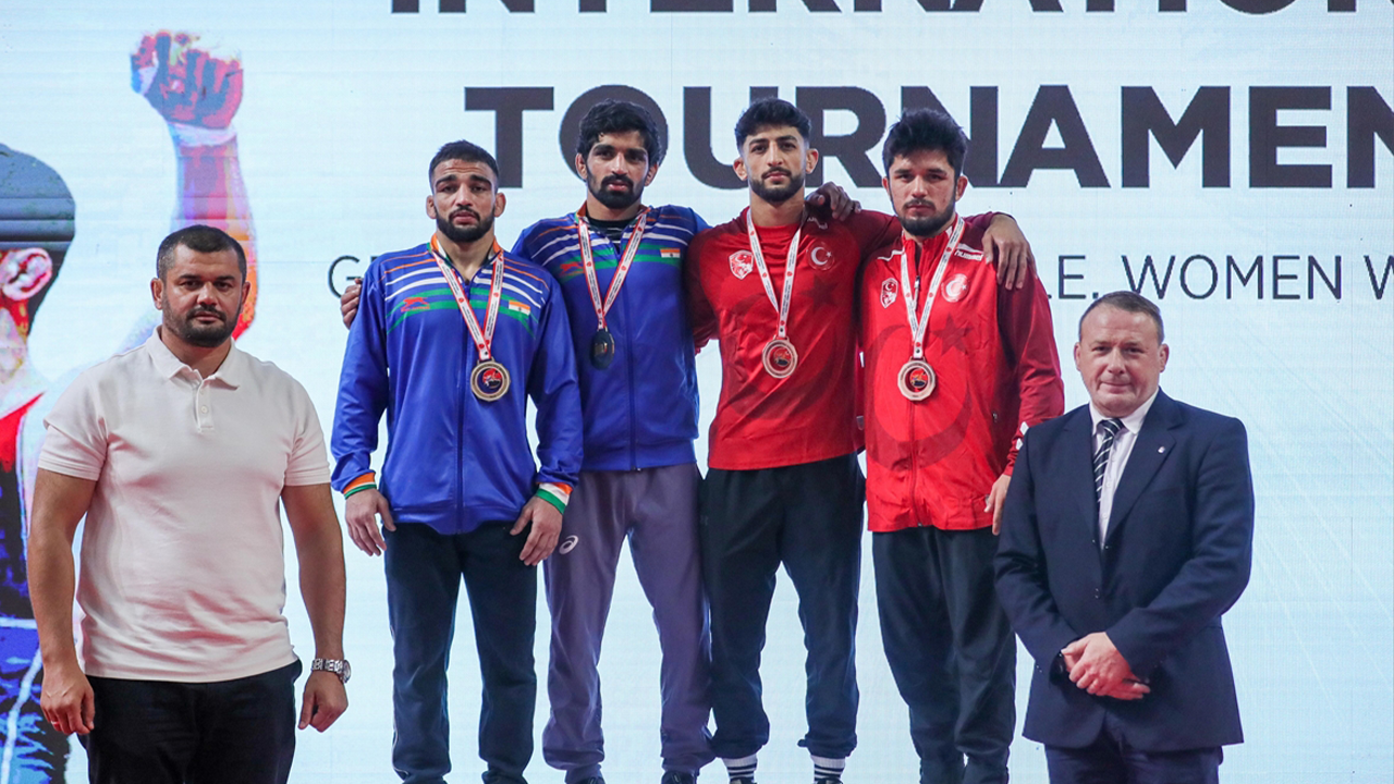 Kocaeli'de düzenlenen güreş turnuvasında 3. gün müsabakaları sona erdi