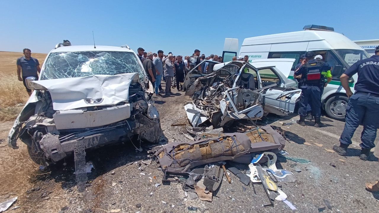 Otomobil ile hafif ticari araç çarpıştı: 4 ölü, 1 yaralı