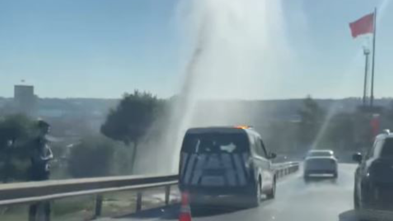 E-5'te su borusu patladı! Trafik aksadı