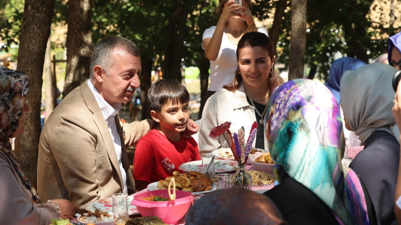 Annelerin pikniğine Büyükakın'da eşlik etti