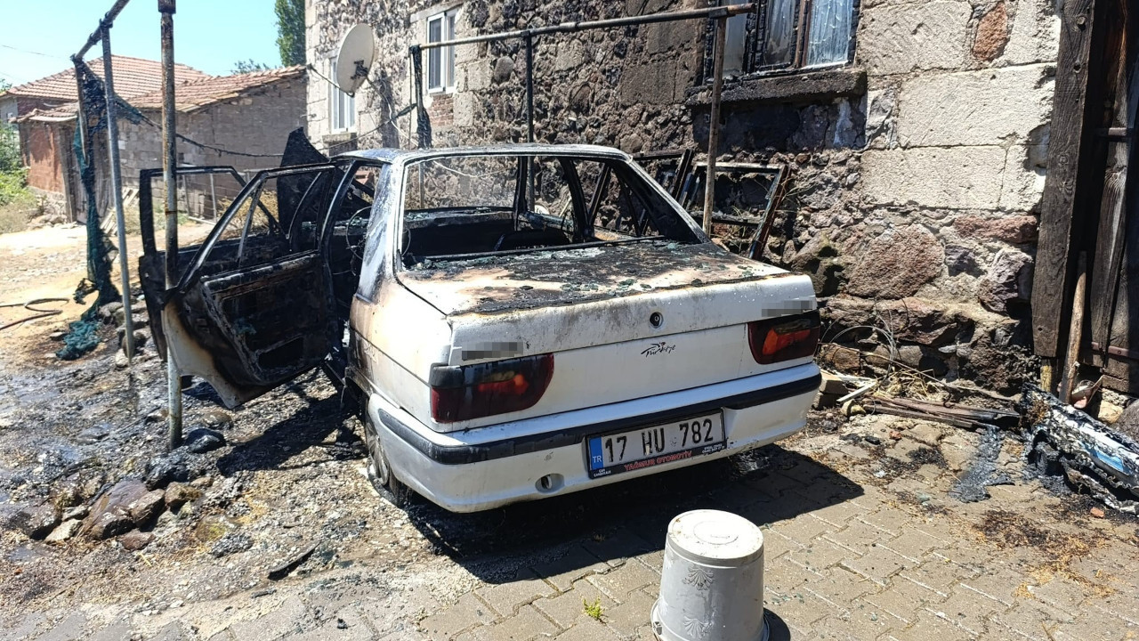 Park halindeki araç alev aldı, önündeki motosiklet de yandı