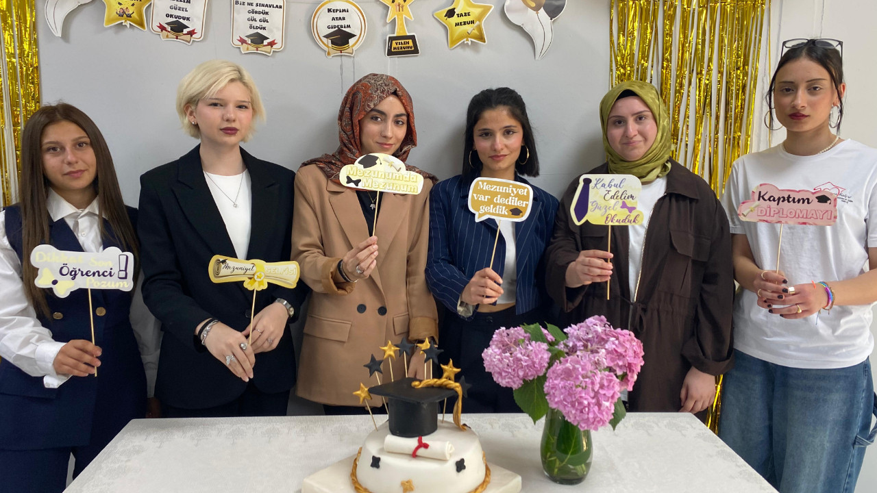 Beyaz Kalpler'de mezuniyet coşkusu