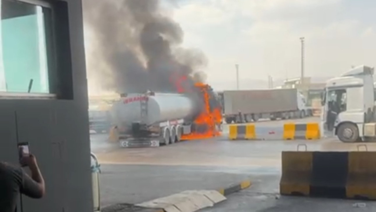 Akaryakıt yüklü tanker alev alev yandı!