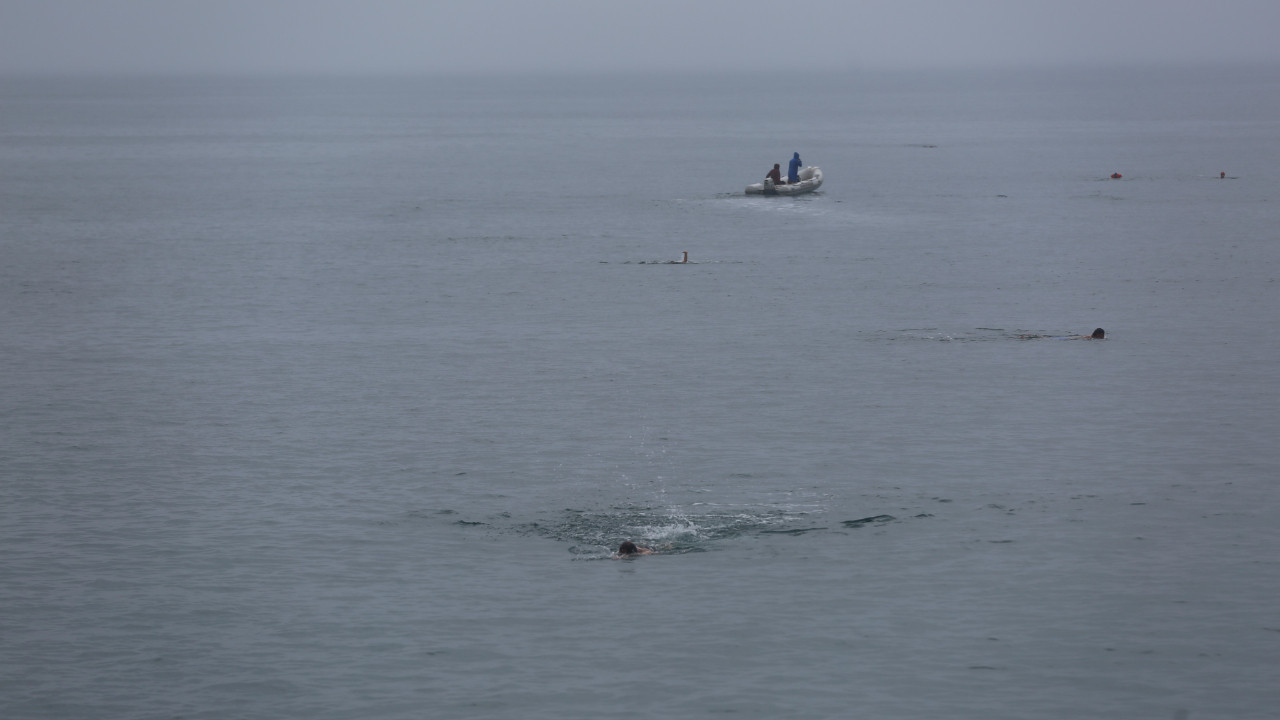 15 Temmuz için Karadeniz’de 4 kilometre boyunca yüzdüler
