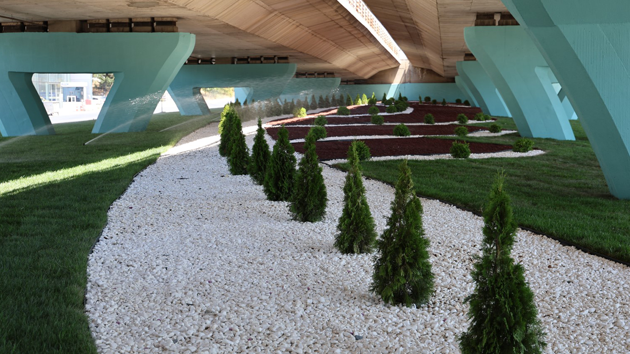 Gebze'de peyzaj çalışmaları başladı: Köprü altlarına estetik dokunuş!