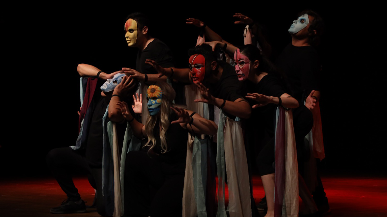 KO-MEK kursiyerlerinden alkış dolu tiyatro performansı!