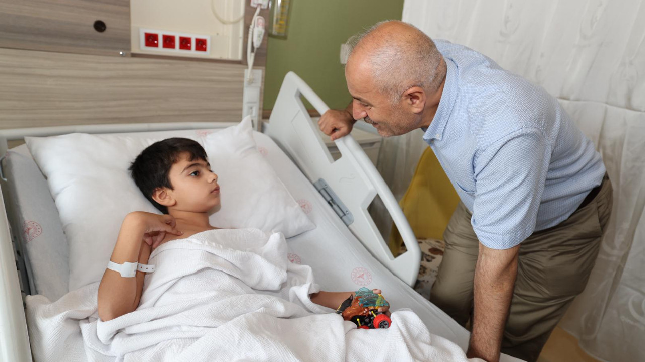 Zinnur Büyükgöz'den miniklere moral ziyareti