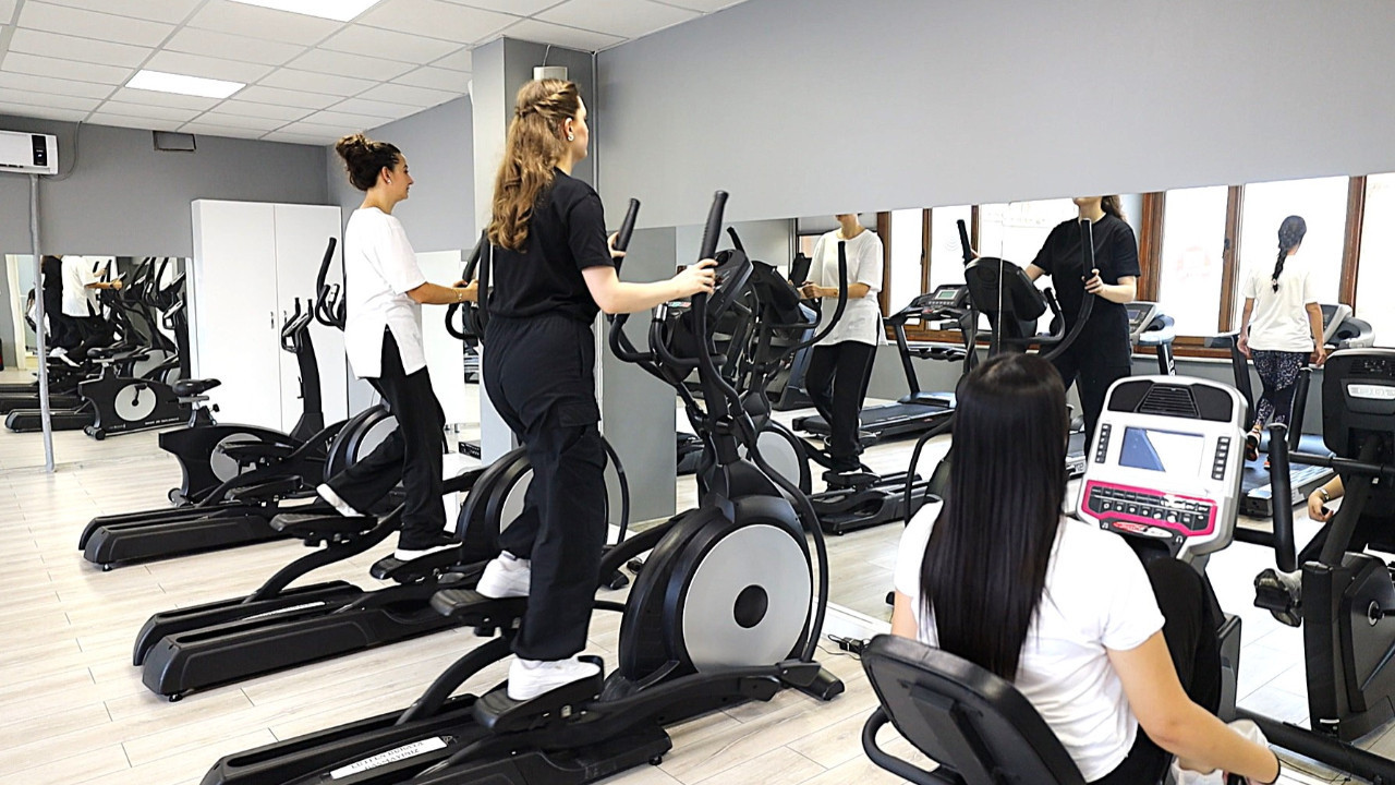 Kadınlar uzman eğitmenler eşliğinde güvenle spor yapıyor