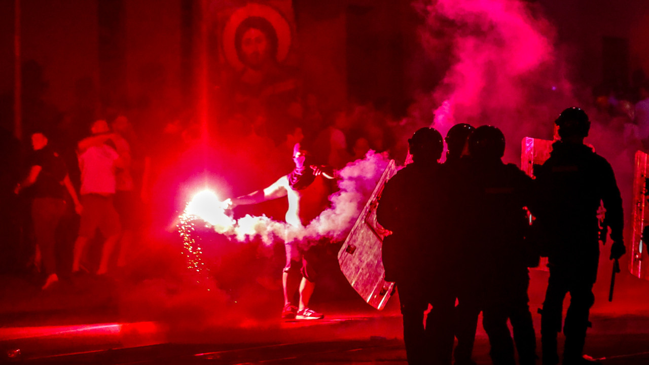 Sırbistan sokakları savaş alanına döndü!