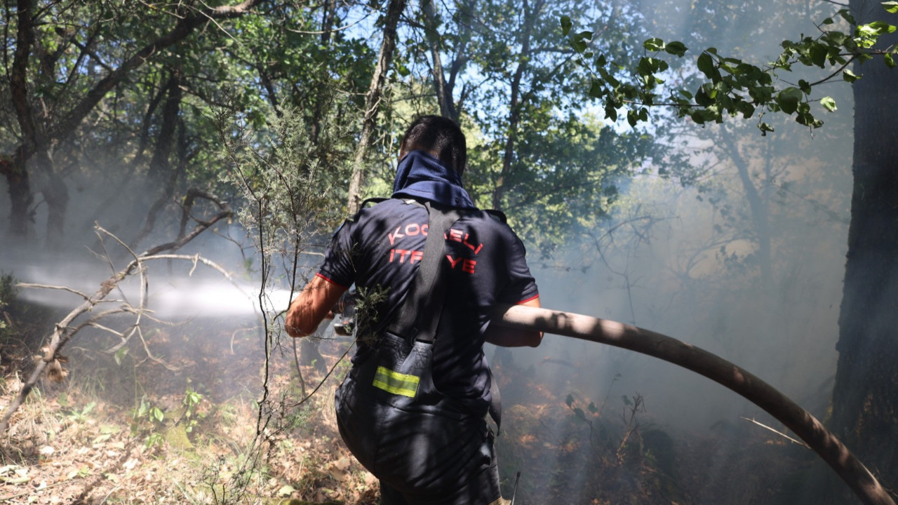 Kocaeli İtfaiyesi tam kadro sahada... Yangınla mücadele son hız devam ediyor