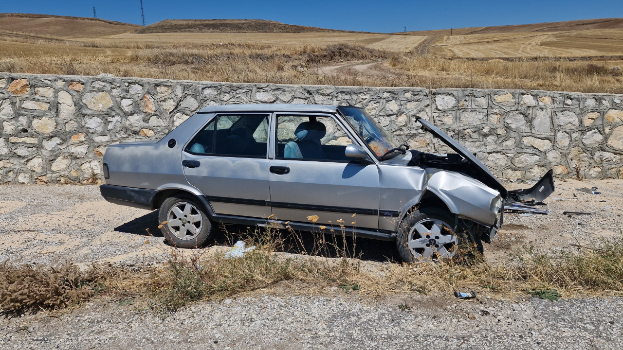 Kontrolden çıkan otomobil duvara çarptı... 2 kişi yaralandı
