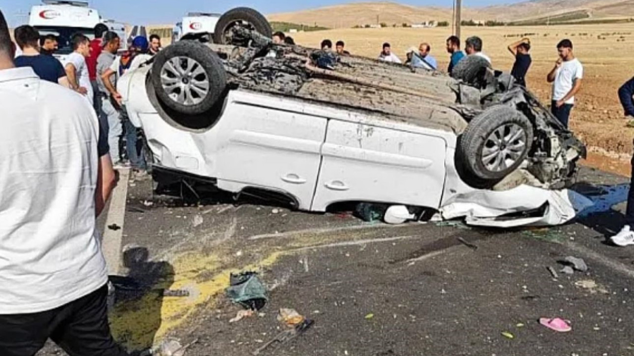 Refüje çarparak takla atan araç ters döndü: Yaralılar var!