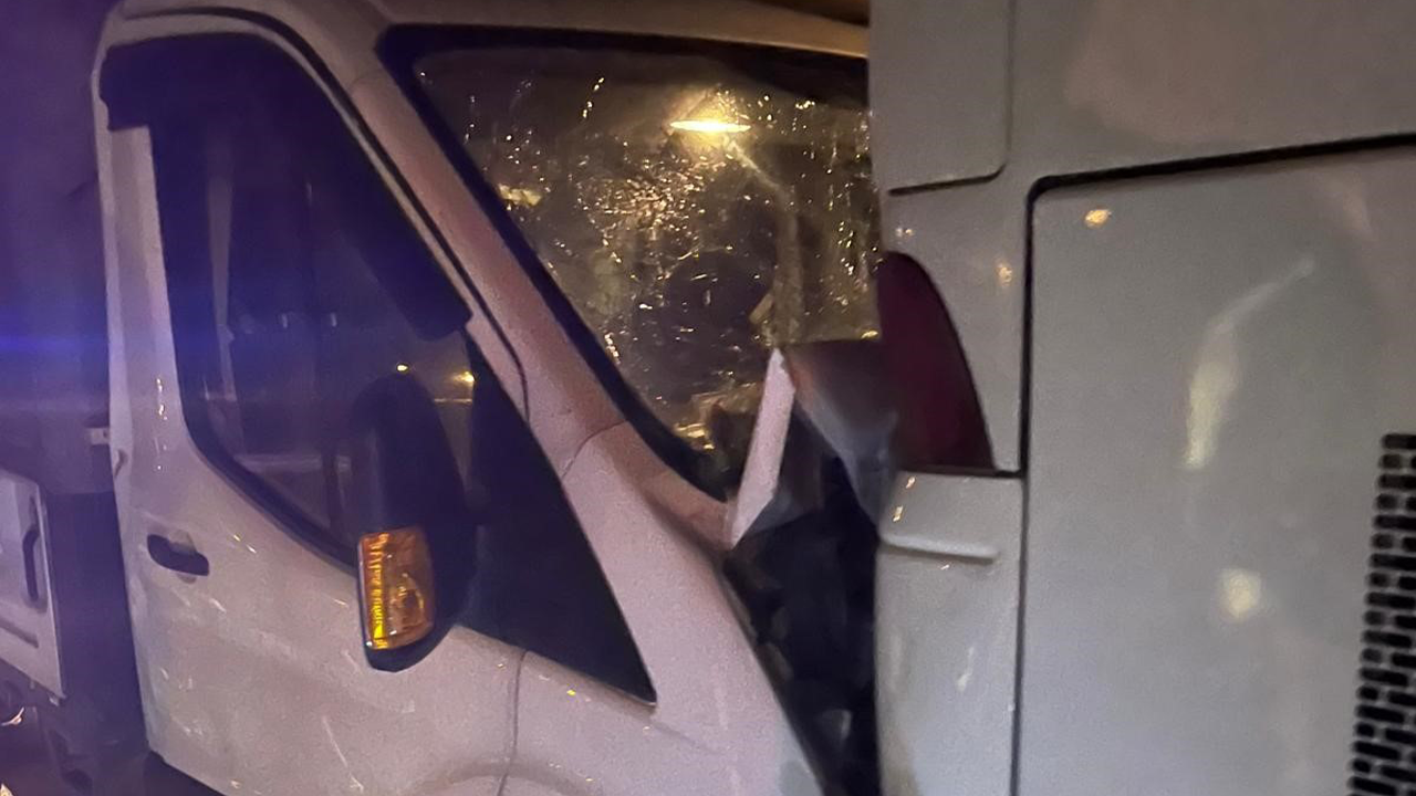 Afyonkarahisar'da acı kaza: Kamyonet ve yolcu otobüsü çarpıştı!