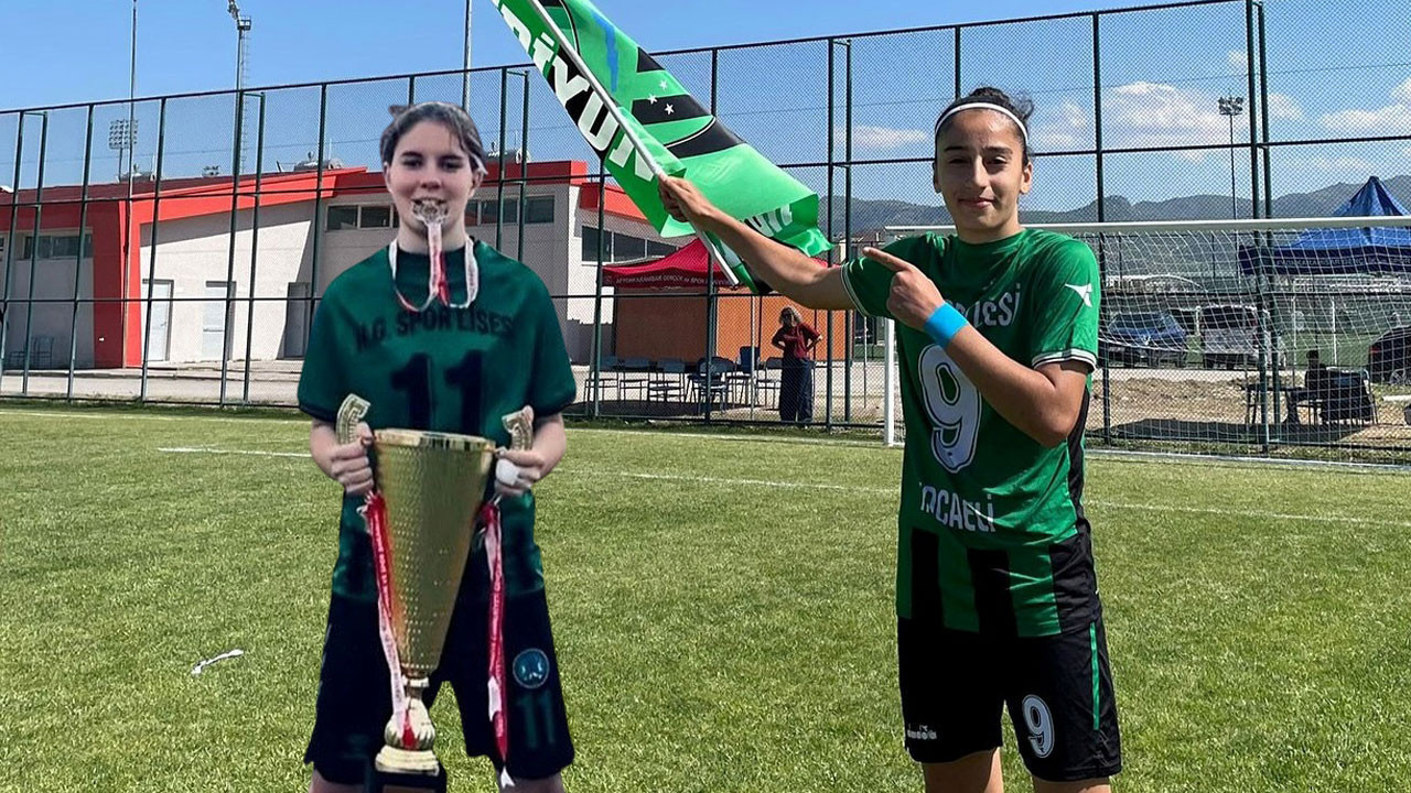 İzmitli iki kız futbolcuya Milli onur!