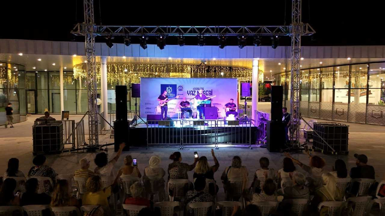 Kocaeli'de Rockabesk rüzgarı... Dinleyenleri mest etti