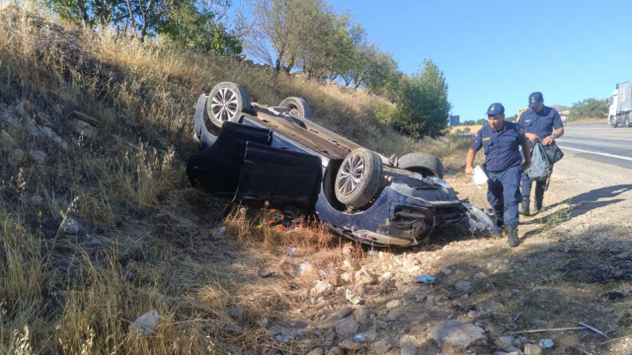 Takla atarak kaza yaptığı aracından yaralı çıktı