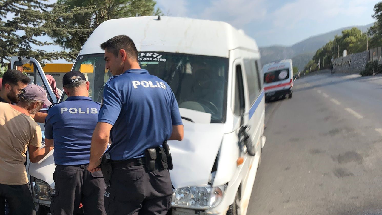 İşçi servisi ağaca çarptı: Çok sayıda yaralı var!