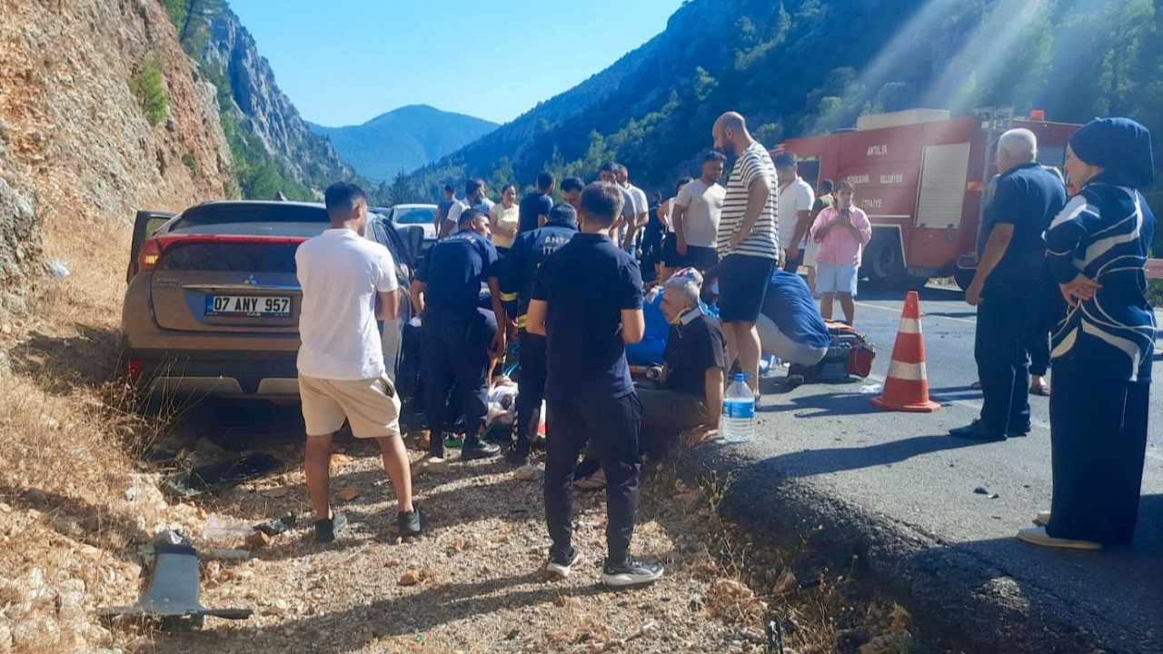 Otomobil çekici ile çarpıştı... Çok sayıda yaralı var!