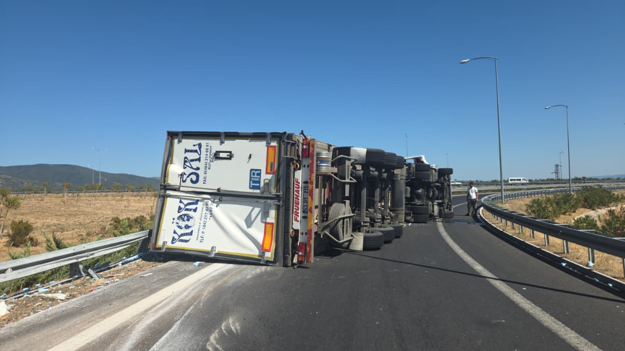 TIR devrildi, olan sürücülere oldu!