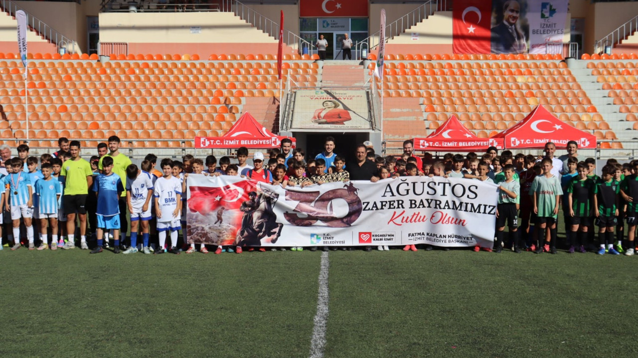 İzmit'te Zafer Bayramı futbolla birleşti